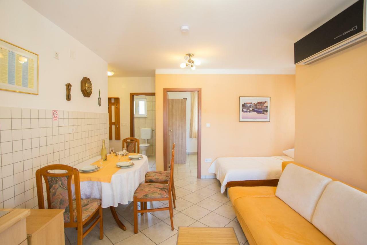 Apartment Smuljic Vrboska Exterior foto